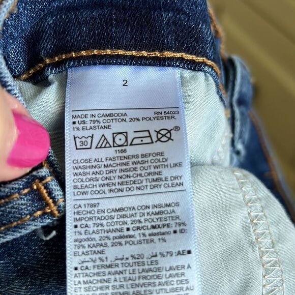 Old Navy Roll Cuff Jean Shorts 2 - Picture 4 of 4